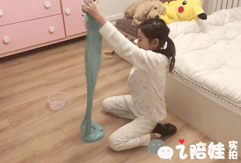女兒痴迷玩泥我把握好安全後，居然玩的花樣百出