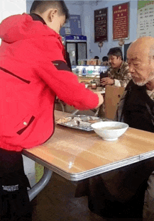 一個孩子在飯桌上的4個細節，就能看出你的教育成不成功（建議收藏）