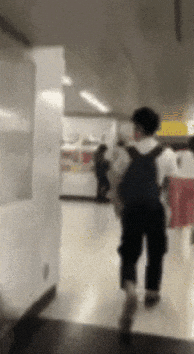 日本“撞人族”入侵英國了？專挑妹子下手撞完就跑，她光天化日被猛男撞飛！