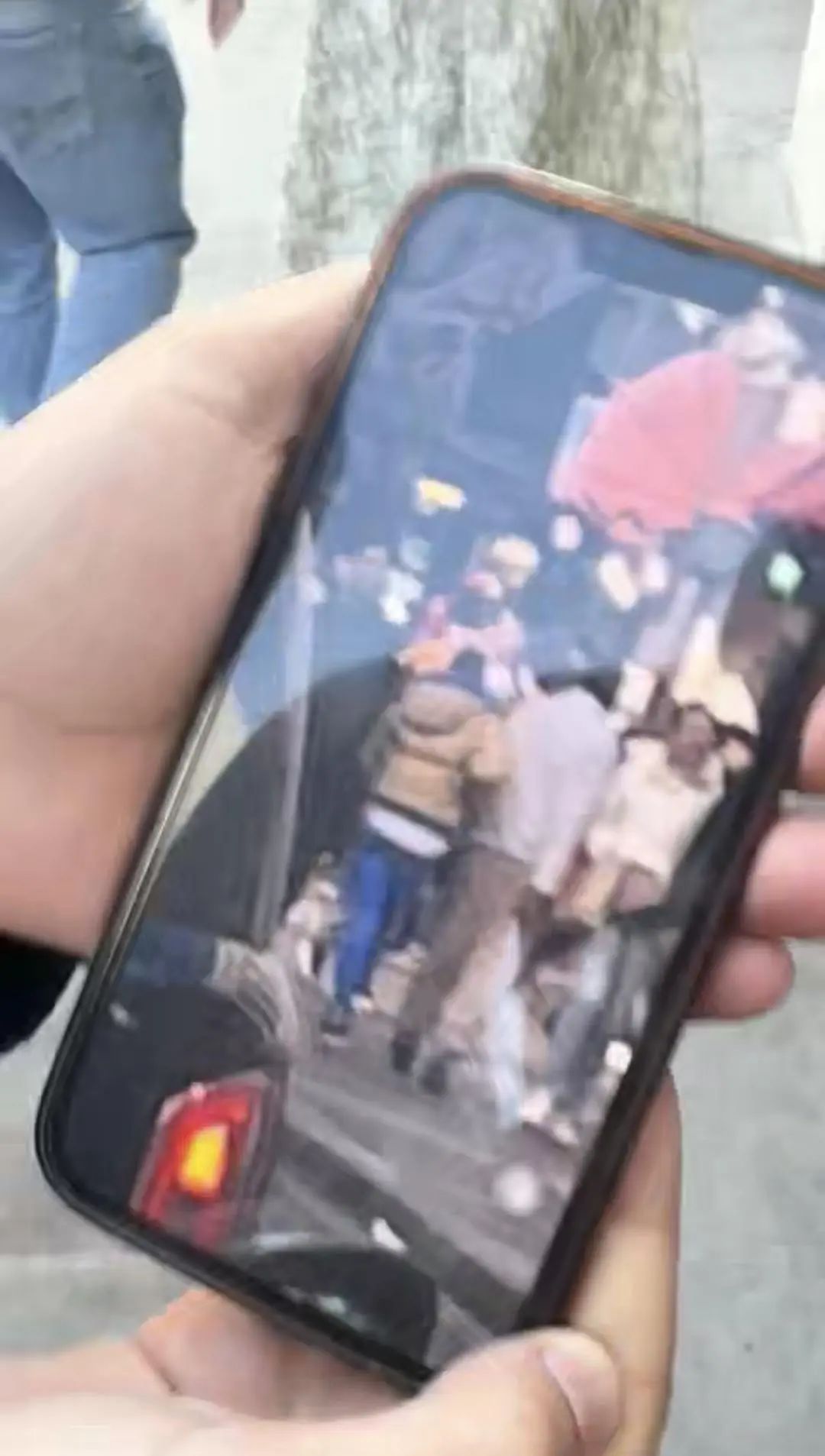中國小夥國外街頭被偷手機，“彈射起步”抓小偷一直追到地鐵站！當事人系牛津大學博士