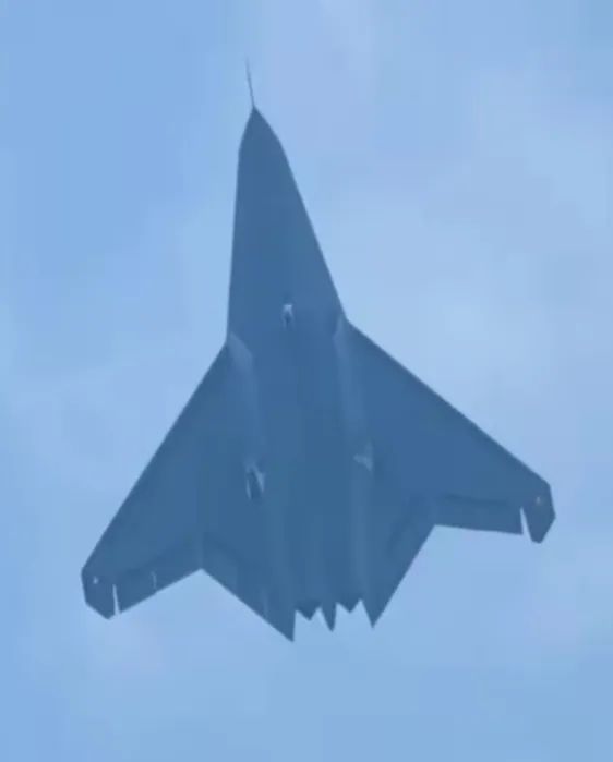 殲-50標準上檢視曝光，向量尾噴管清晰可見，機腹看不到溝