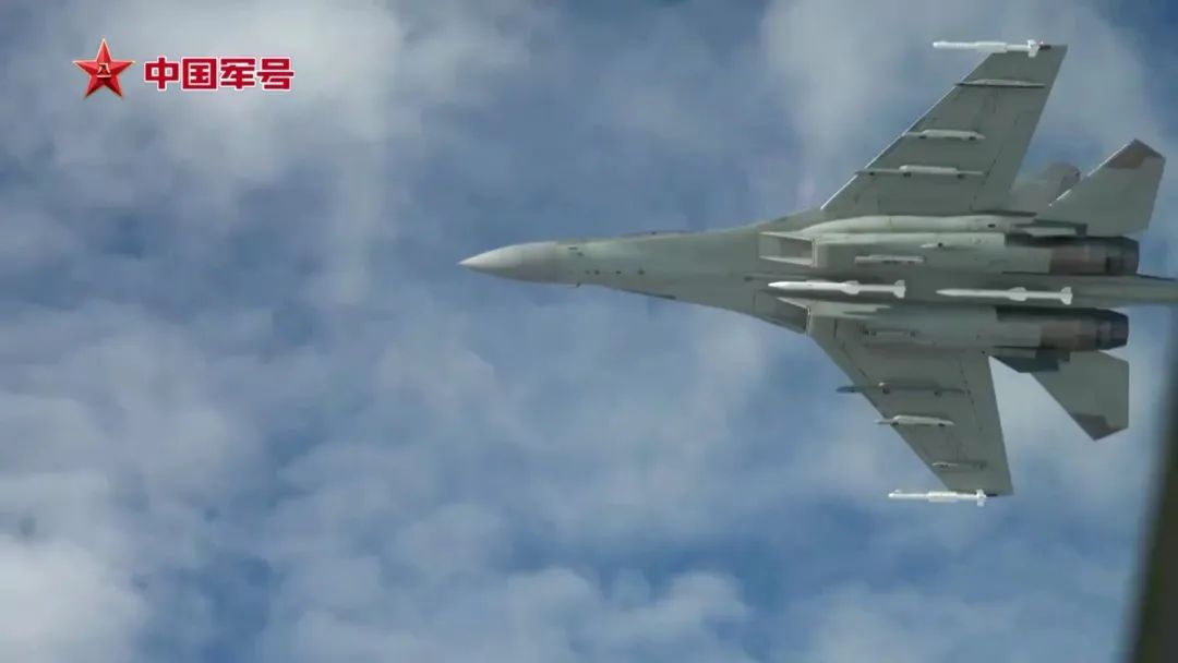 殲-16亮“肚皮”，中軸線掛兩枚霹靂-15，可掛12枚導彈
