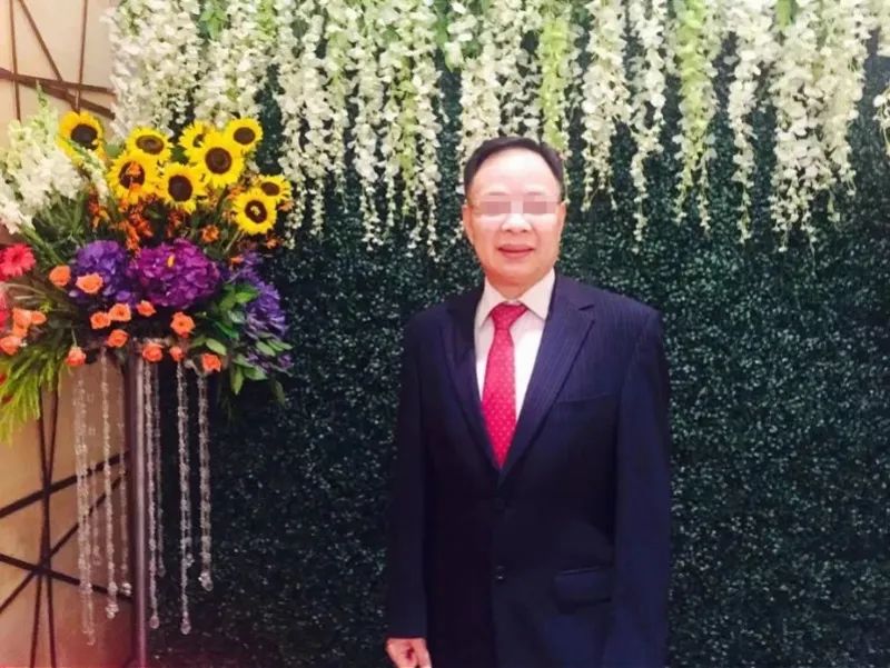 華人富豪遇害，嫌疑人稱被害人兒子參與