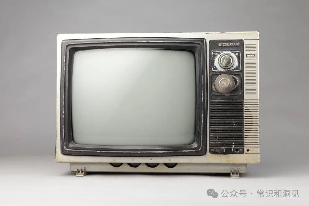 從12吋到100吋，還記得你家第一臺電視機嗎？
