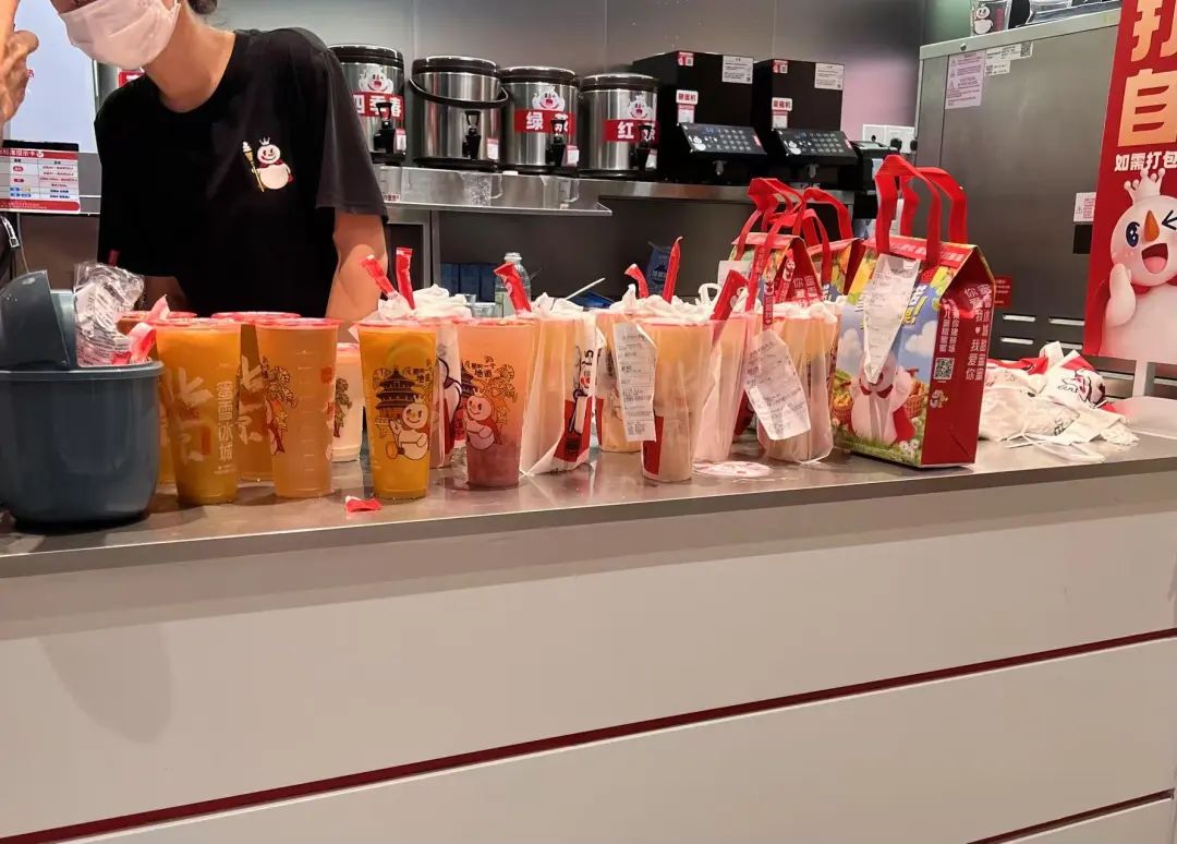 免費奶茶因無人取被扔掉、部分商家抱怨被平臺裹挾，餐飲協會急喊“停”！