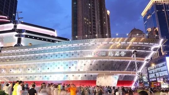 重奢戰火不熄、情緒消費蓬勃，線下商業格局正在被重塑