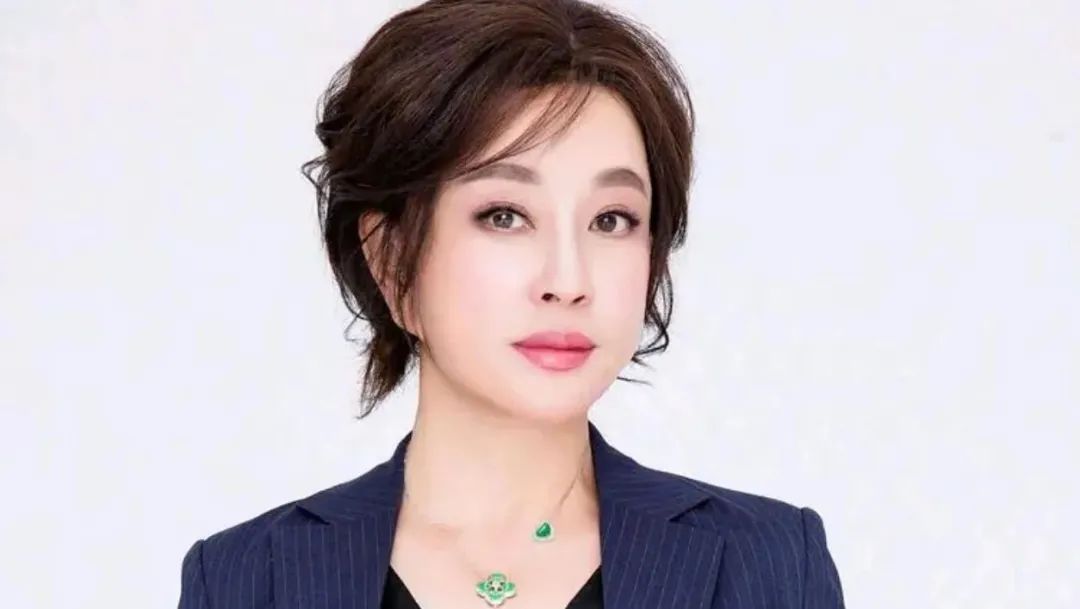 劉曉慶被舉報偷稅漏稅，官方深夜通報！