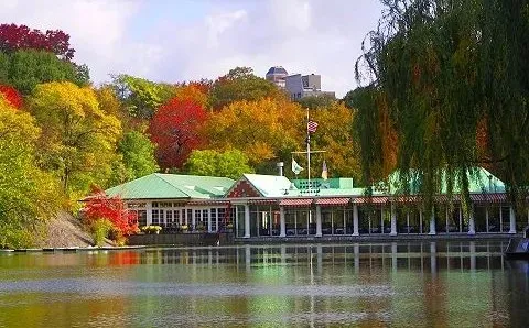 紐約百年傳奇地標：中央公園“船屋餐廳”本月重開！臨水大餐+泛舟湖上，浪漫走起！
