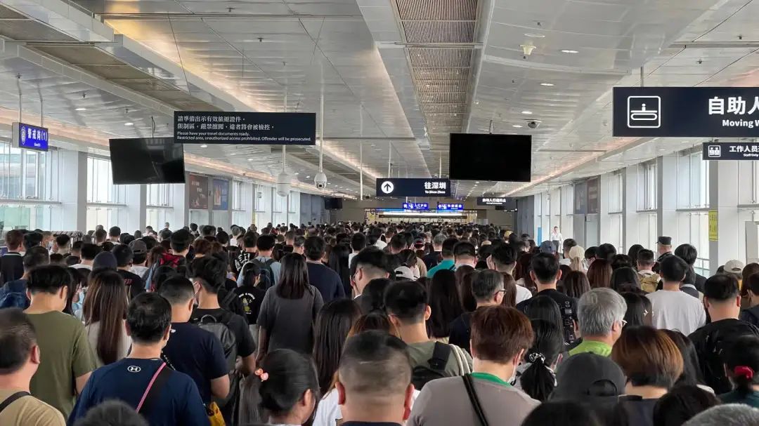 人山人海！160萬港人扎堆返港，口岸車站全部爆滿！