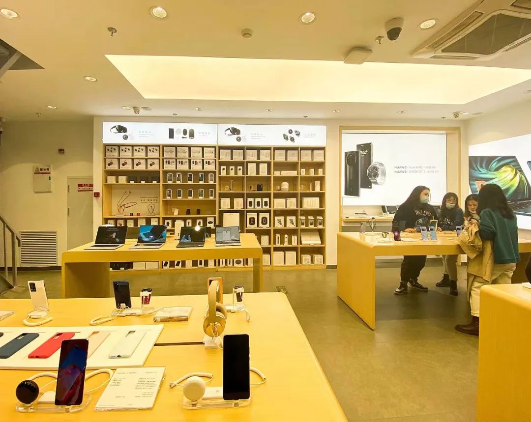 年輕人為何換不動手機了？經銷商十店九虧，使用者不再為品牌內卷買單