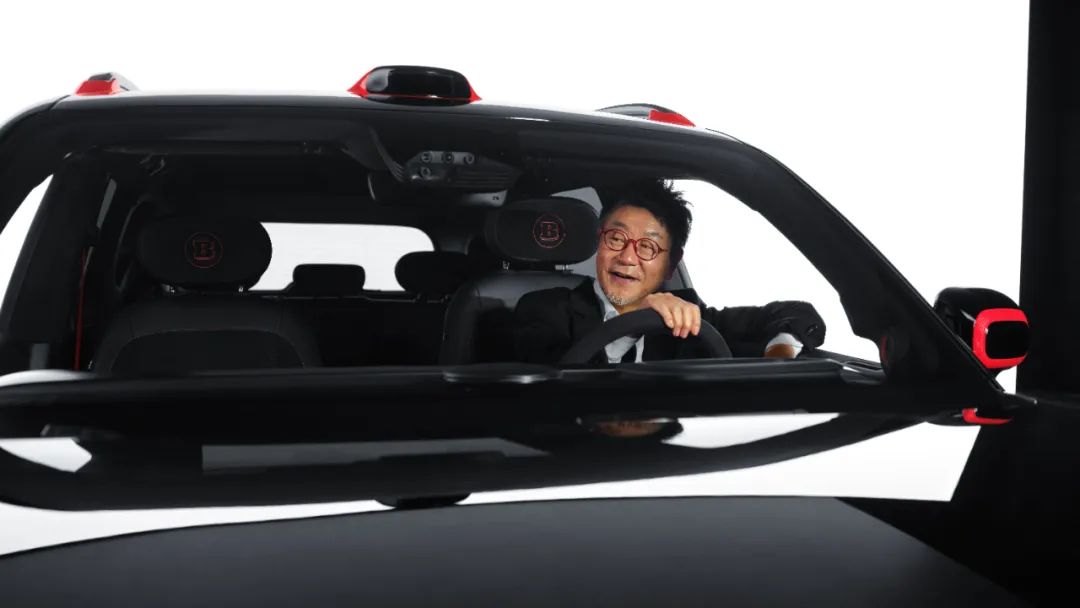 範偉打破範本，向前一步