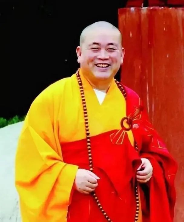 釋永信的光頭大臉，有種經濟上行期的美