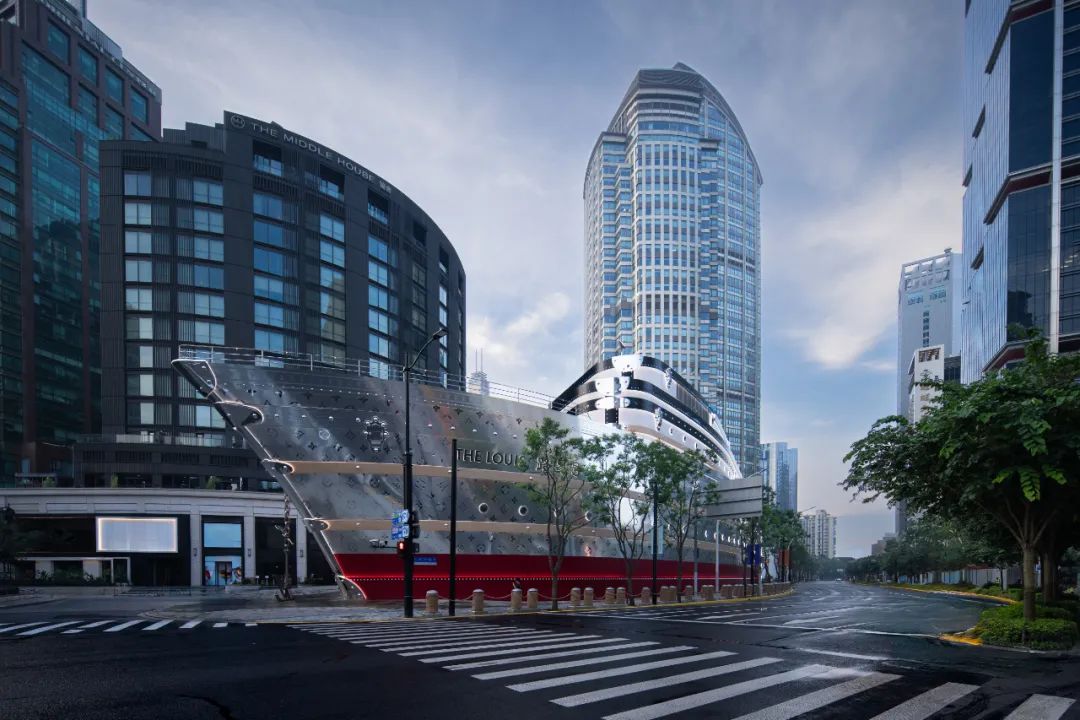 LV在上海市中心建巨輪，王嘉爾王鶴棣排隊檢票，結果就這？