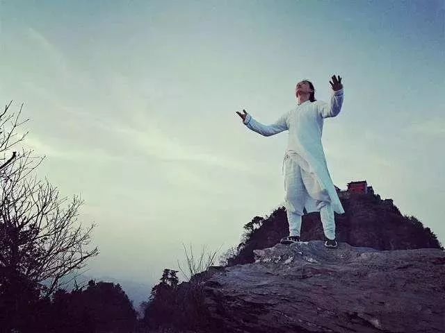 呼吸的奧秘，呼吸入腰，百病全消！
