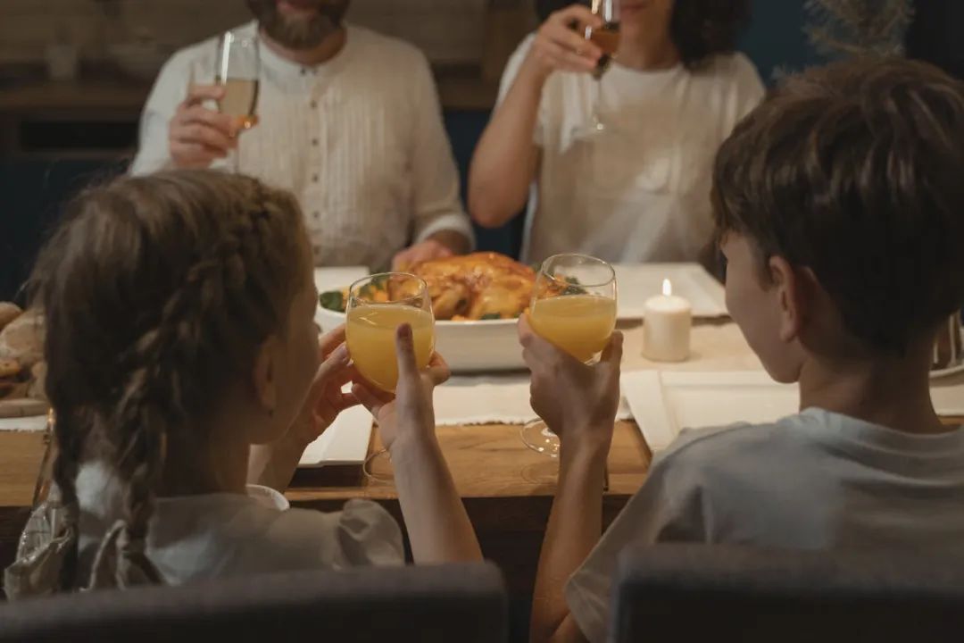孩子和你親不親，看ta吃飯的樣子就知道