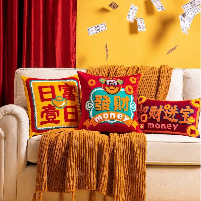 超高顏值新年國潮抱枕，元寶財神醒獅造型喜慶，刺繡工藝立體視感，帶來濃濃年味兒