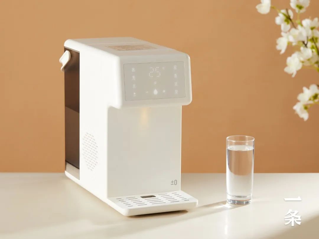 日本±0冷熱一體飲水機，可製冰水、3秒速熱，超高顏值！