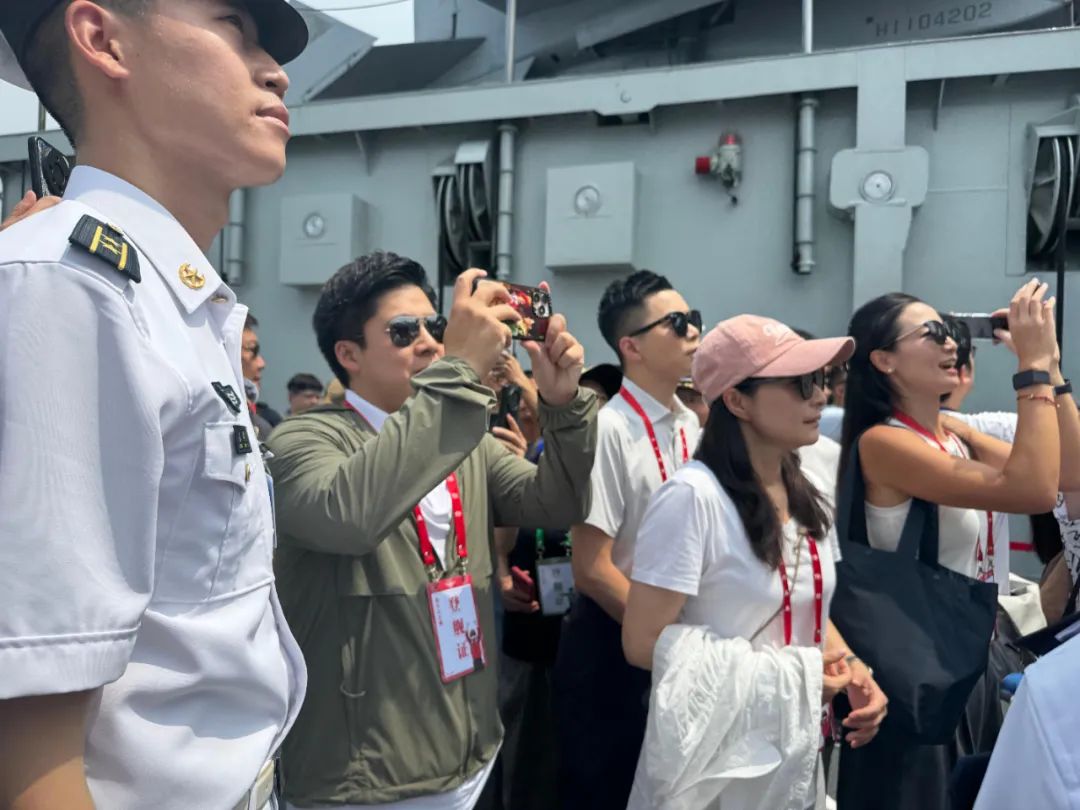 霍震霆、霍啟剛、郭晶晶登上山東艦！還有→