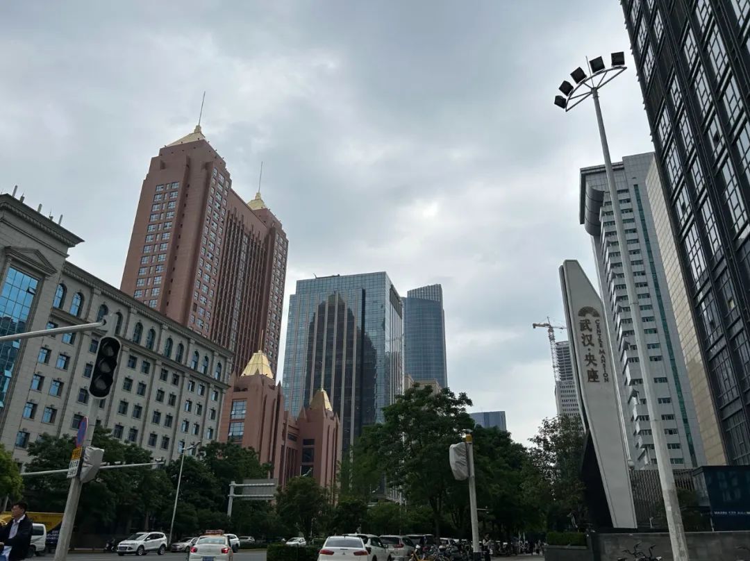 超大城市，拼命搶人了
