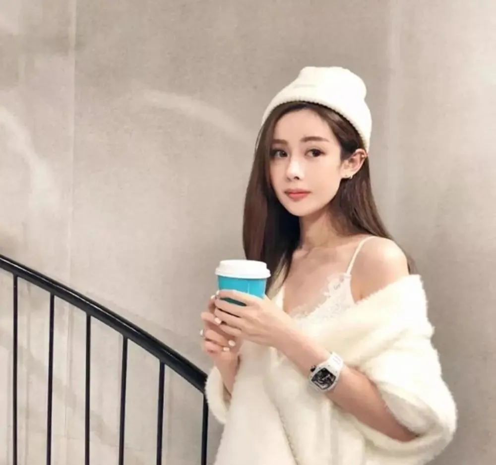 廣西洗頭妹靠煤二代上位傍“滬上皇”，母憑子貴身家9億