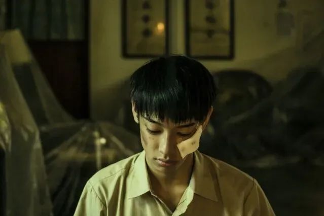 湖南14歲男孩廁所血戰霸凌者，1V15成功反殺，被封“當代戰神”，我卻笑不出來