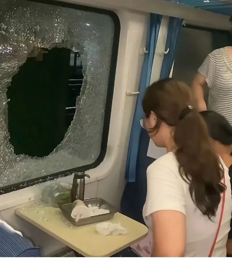 砸車窗救人的小夥子，有什麼好批評教育的？
