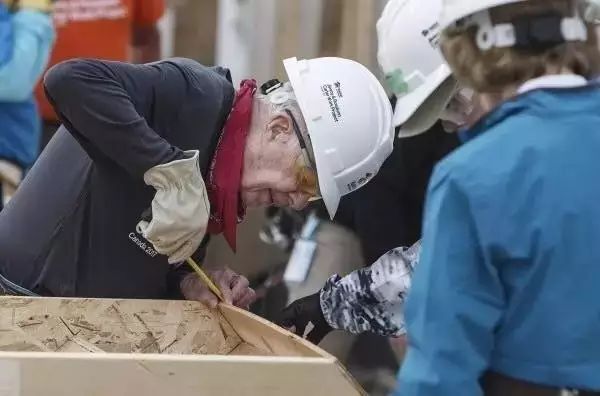 93歲美國前總統暈倒建築工地，他用樸素行動證明了精英的價值！