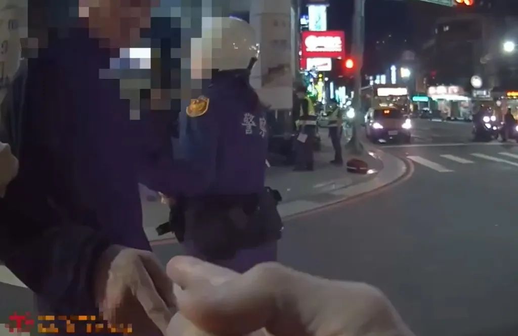 醉漢攻擊警察升職器，判刑4月，賠償8萬！