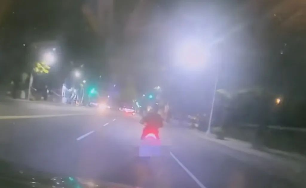 女子闖紅燈被警察追趕自撞身亡，家屬稱“一定要追究”
