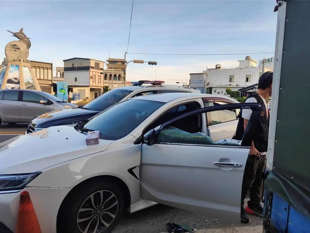 兩地警方追擊拒檢逃跑車輛，一家開3槍，一家開11槍！