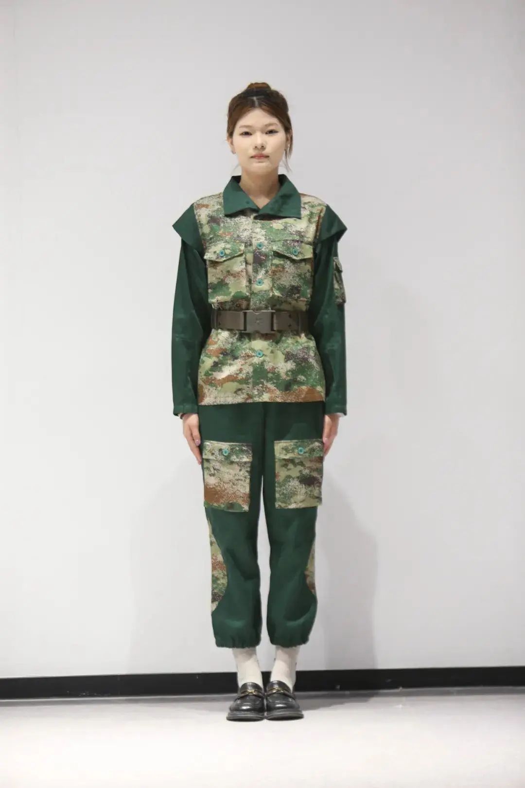 300萬網友選出“最醜”新生軍訓服？校方回應