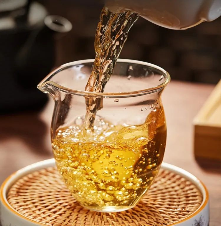 五星金獎大師白茶，福鼎老壽眉，茶湯清亮，入口回甘！送6個羊脂玉青花瓷杯