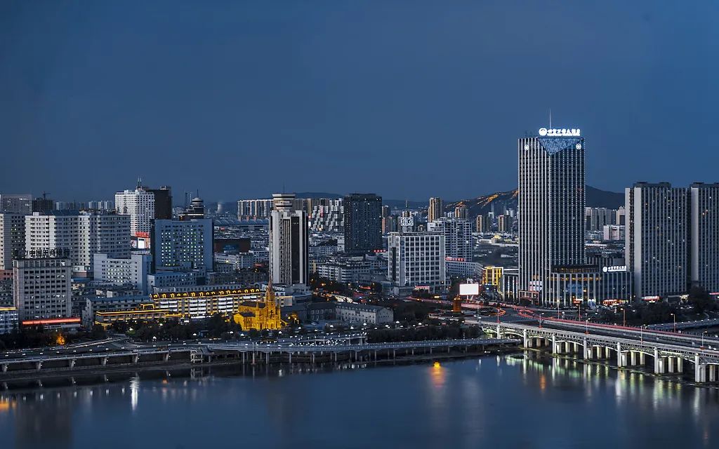 如何結合多模態RAG和非同步呼叫實現大模型內容理解？