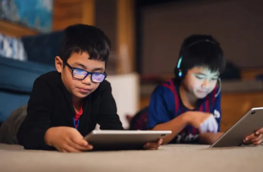 暑假的驚人蛻變！別人打遊戲，他學AI程式設計搭機器人，家長都看傻了！