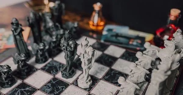 “皮衣戰神”換正裝！H20被禁後，黃仁勳緊急訪華表態，被曝與梁文鋒見面
