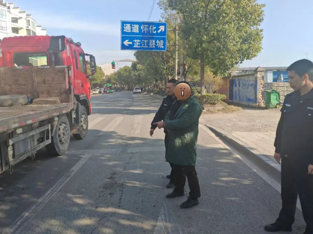 酒駕摩托追尾，竟持U型鎖打傷兩名輔警！