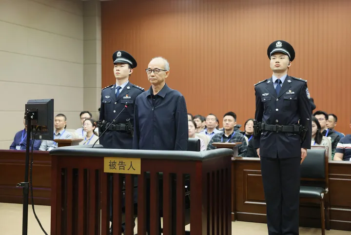 受賄、故意洩露國家秘密！鍾自然一審獲刑13年