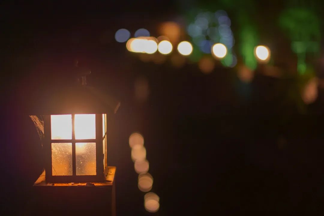 突然，我聽到路邊傳來爭吵聲