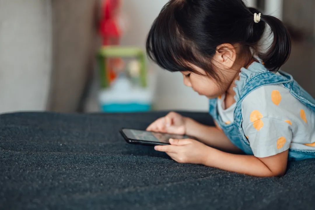 擔心女兒“沉迷上網”，我把她的手機扔了