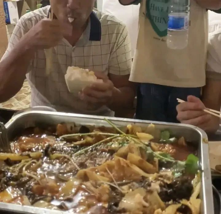 父母有肉不吃非要啃饅頭，這種“虧欠式教育”是有毛病嗎？