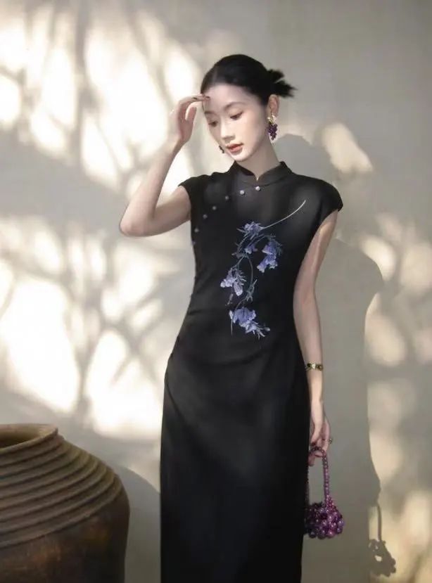 新中式穿搭火了！這件佩蘭旗袍美到失語