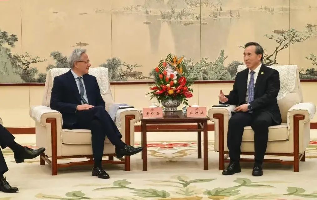 英偉達CEO黃仁勳突然訪華，都不穿皮衣了，還見了梁文鋒