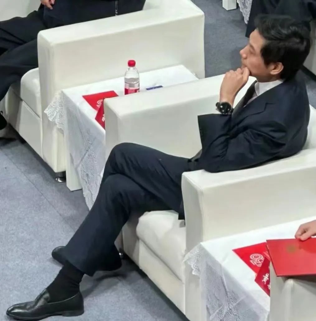 看了54歲的雷軍，才知道“爽文男主”，也可以不沾酒色財氣