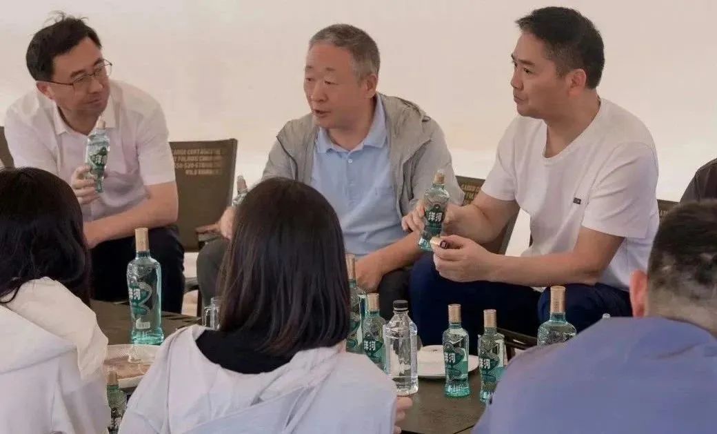 002304，董事長突然辭職！一週前還與劉強東沙漠對飲