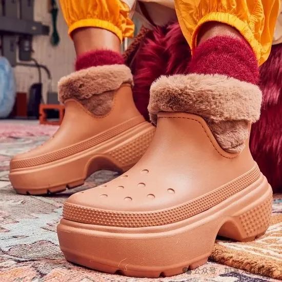 折扣升級！Crocs洞洞鞋、暖絨鞋等2.5折起+滿享額外6折！入封面款雪地靴！