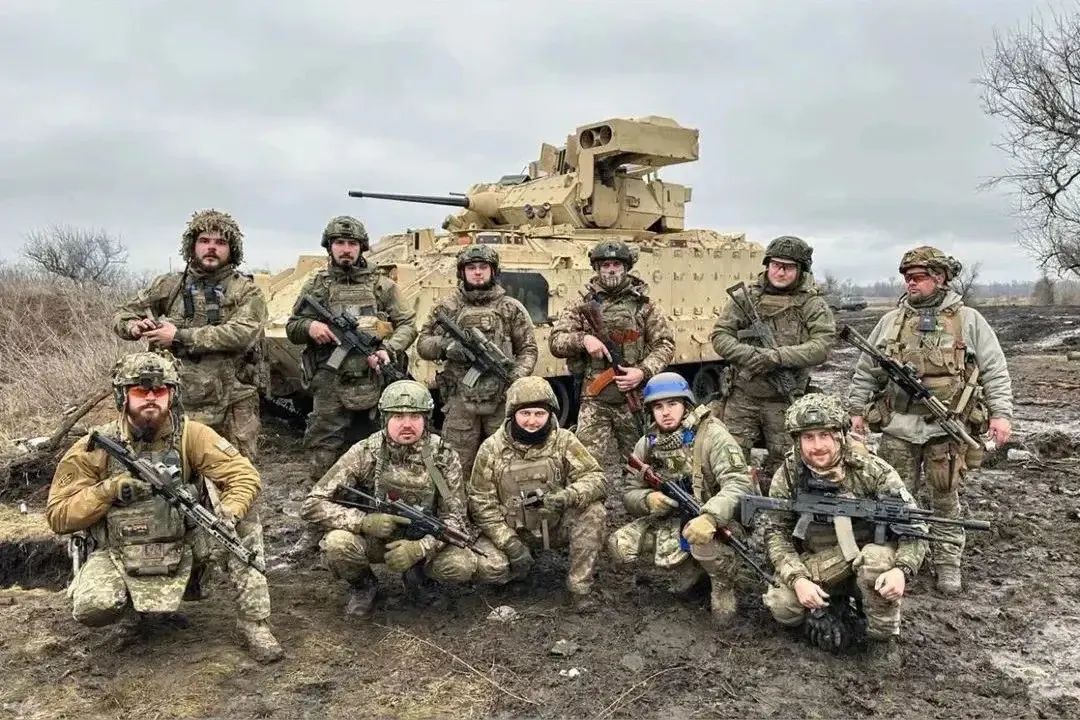 俄軍心服口服，美式武器確實很厲害！理想的步兵戰車，要學學解放軍