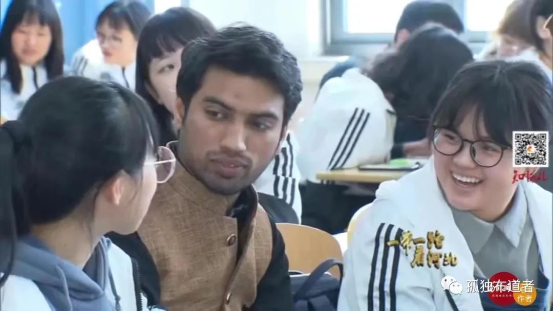 奴性十足！河北師範大學女生伴學再出江湖！山東大學後繼有人了！