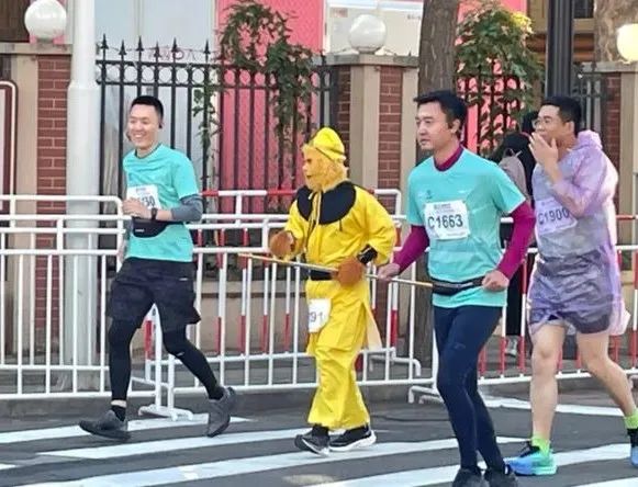 “連跑42km還得表情管理，上百個攝影師待命”，馬拉松跑道快成新中產的「海馬體照相館」了