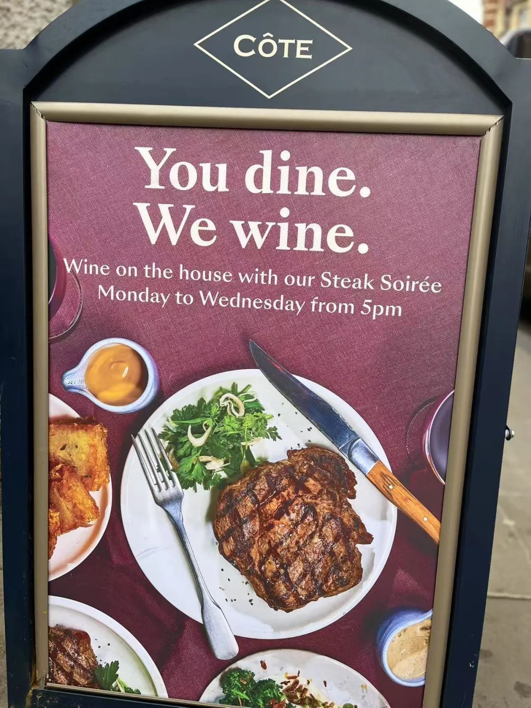 這家餐廳廣告語“Youdine.Wewine.”，絕了！