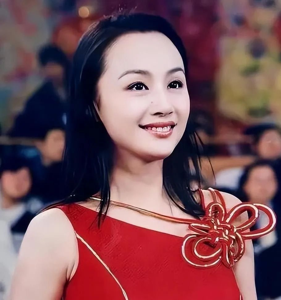 51歲曹穎患胃癌，做完手術8天就直播帶貨？說起兒子眼淚汪汪
